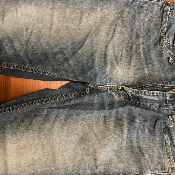 Four pairs of assorted Levi’s jeans (blue) one pair of black jeans - Picture 3 of 10